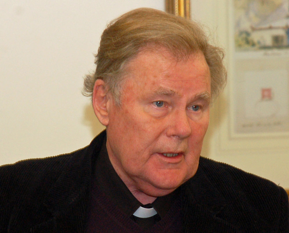 Fr John Reville (Dean of Swindon) proposing the vote of thanks - clergy05